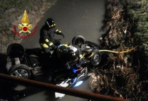 Intervento di recupero di un'auto in un canale a cura dei Vigili del fuoco. foto di archivio